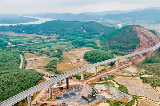 Thông xe tuyến cao tốc hơn 7.600 tỷ nối Quảng Trị với Thừa Thiên-Huế